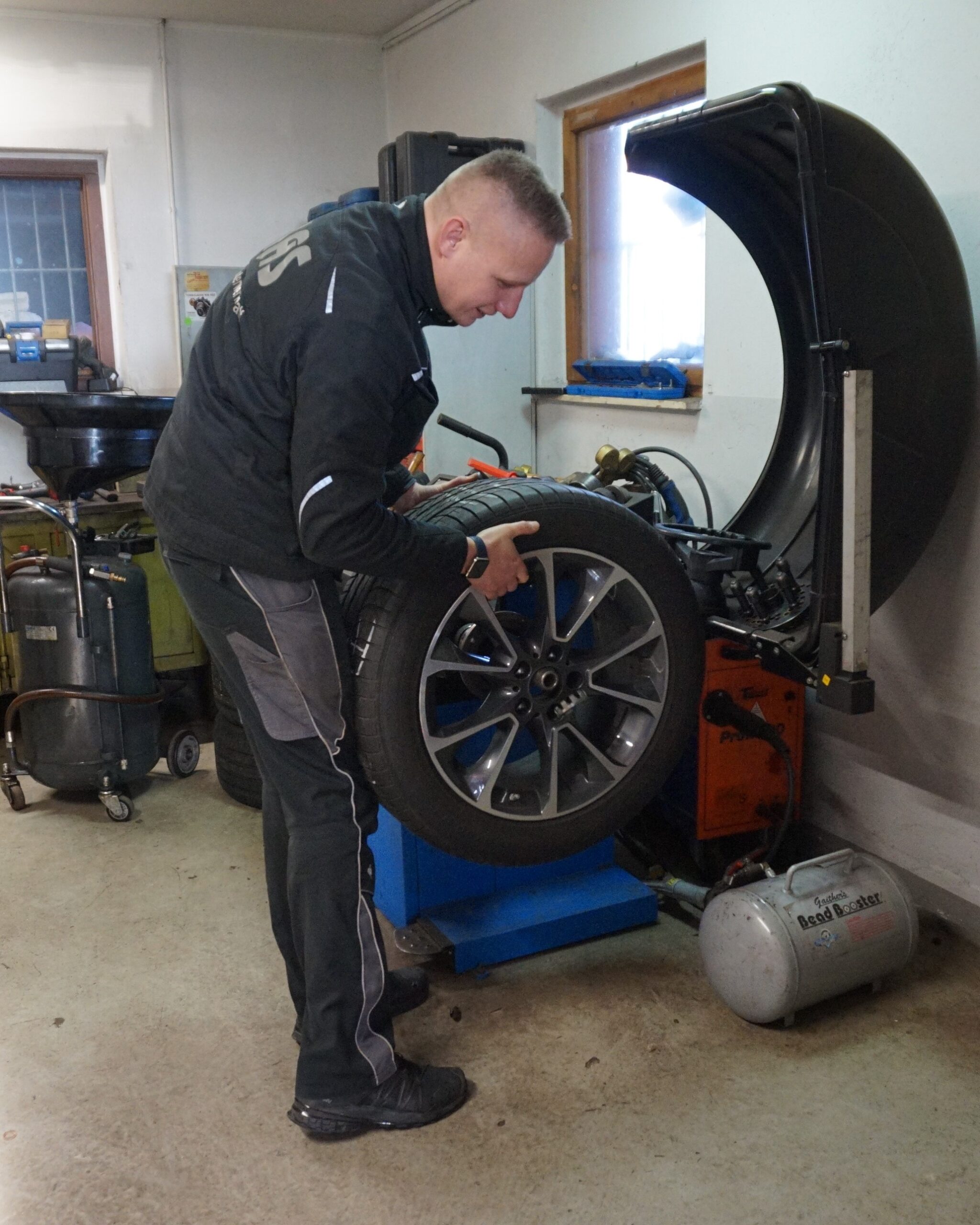 Meister am Reifenwuchten